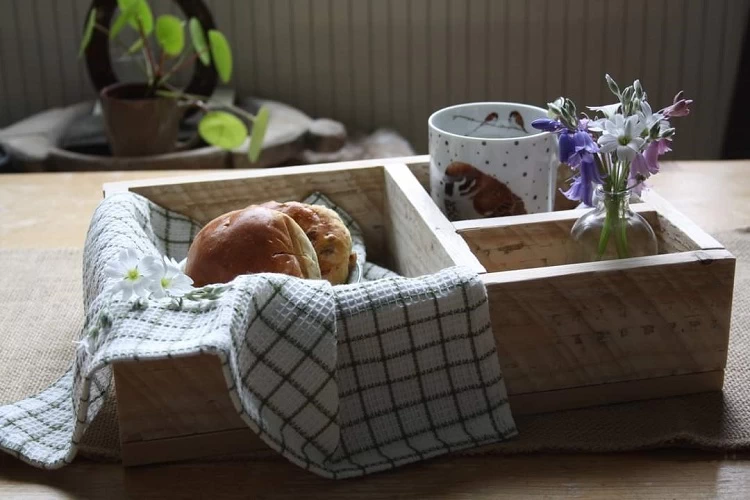 Klein houten dienblad met vakken